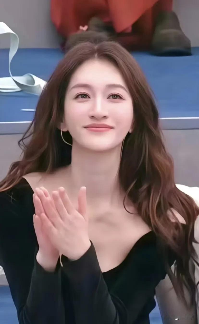 李小冉实在是看着太年轻漂亮了，感觉浪姐这么多届包括整个娱乐圈我都没见过这种年龄差