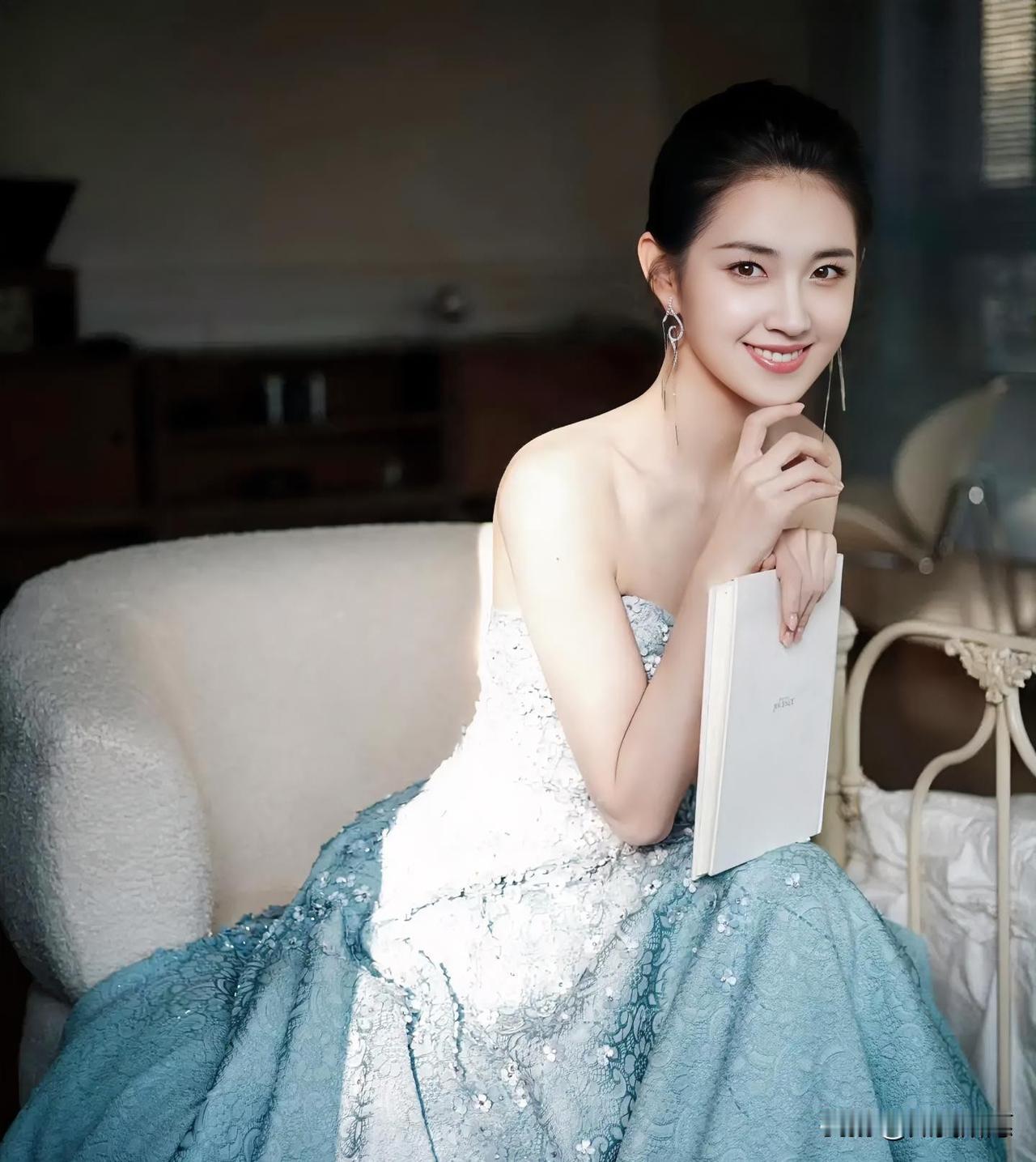 都说娱乐圈不缺美女，
但像郭宇欣这样
“敢自曝短板”的演员还真不多见。

最近她