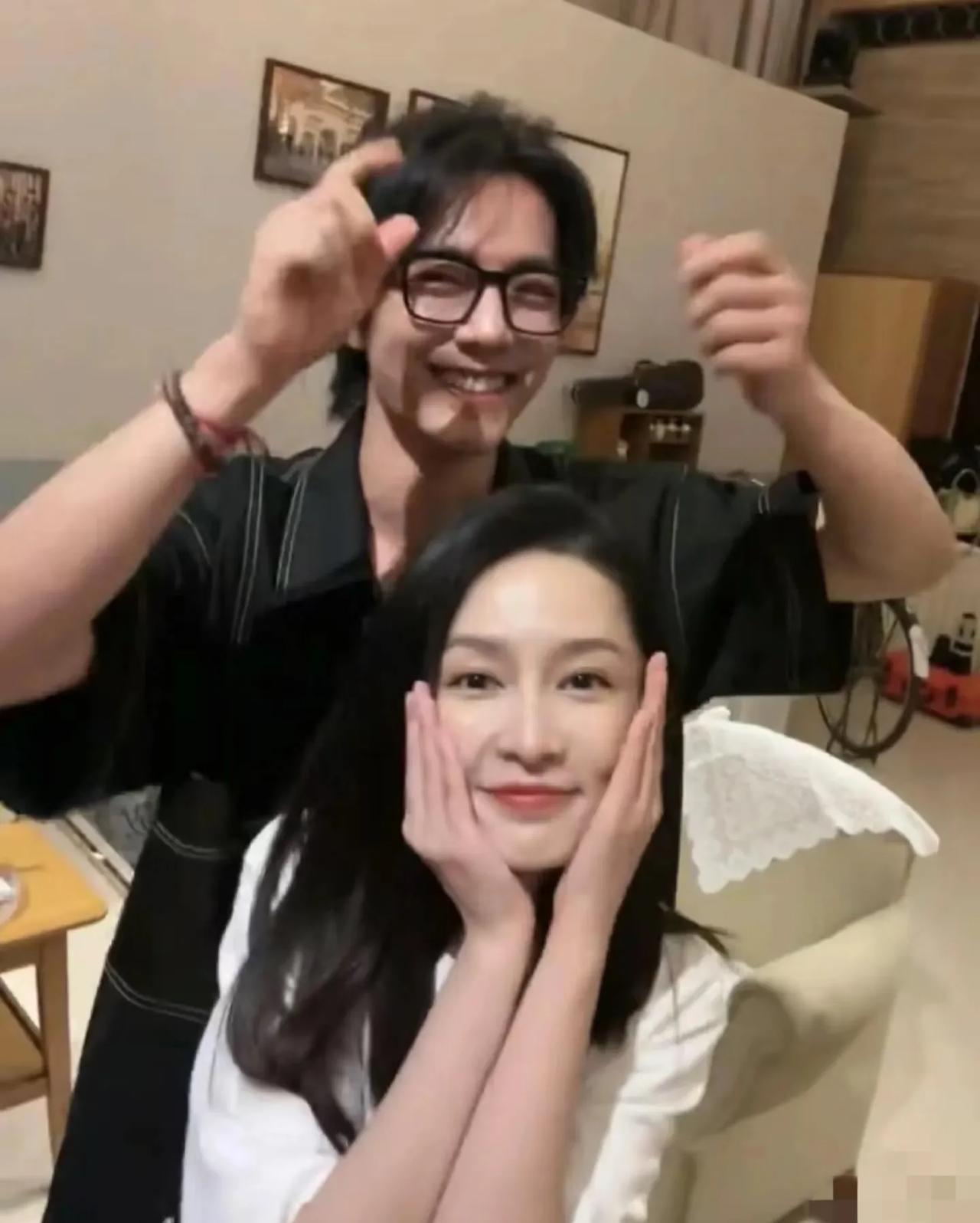 李沁

大概率是肖战这一生，

遇到的最完美的女搭档，肖战上线帮李沁的新剧宣传，