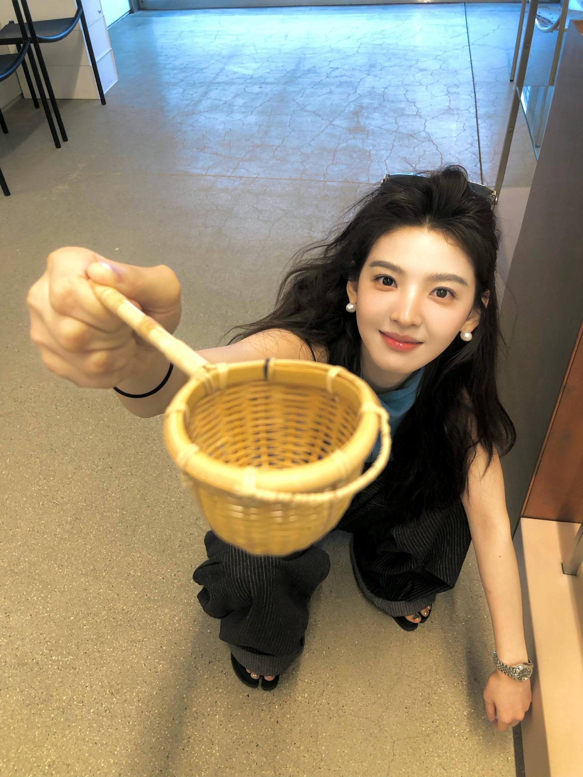 章若楠 没有一张是不美的我已经看到章若楠新的头像再向我招手了，怎么做到随手一拍就