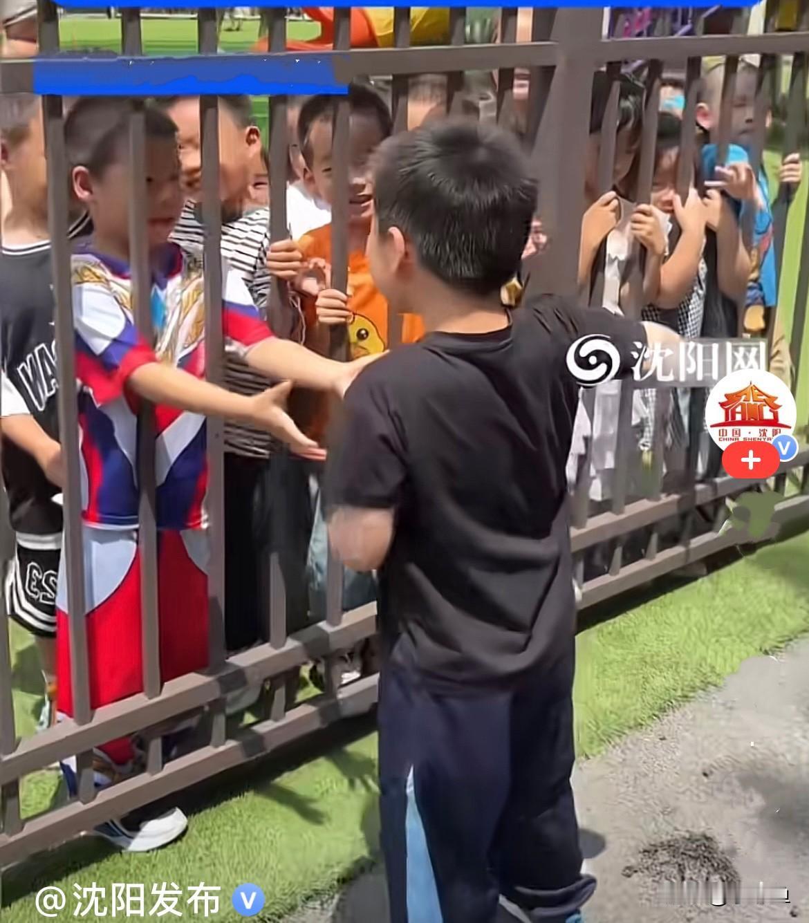 近日，辽宁沈阳一个小男孩因为转学，要告别相处了许久的小伙伴，离校这天，他站在幼儿