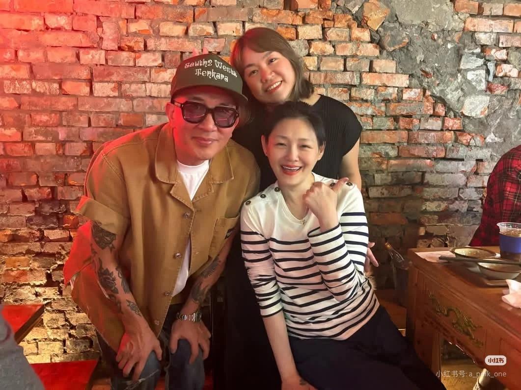 我觉得大s 离婚后的生活才是她内心想要的生活吧，正常的生活就是吃饱穿暖、有人爱也