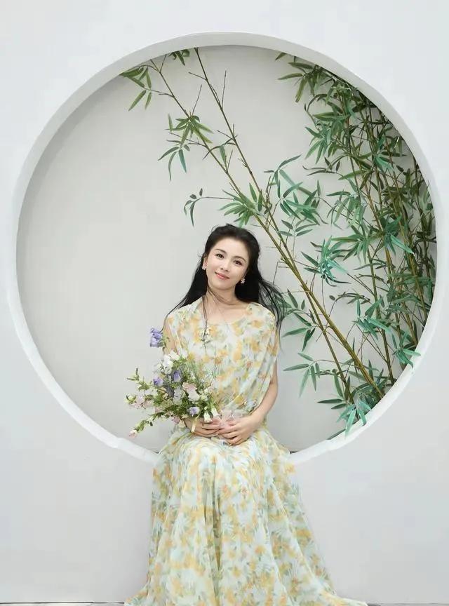翻看刘涛这组写真真的太治愈了。岁月没有磨去她的气质，从容大气的模样，就像抽到了一