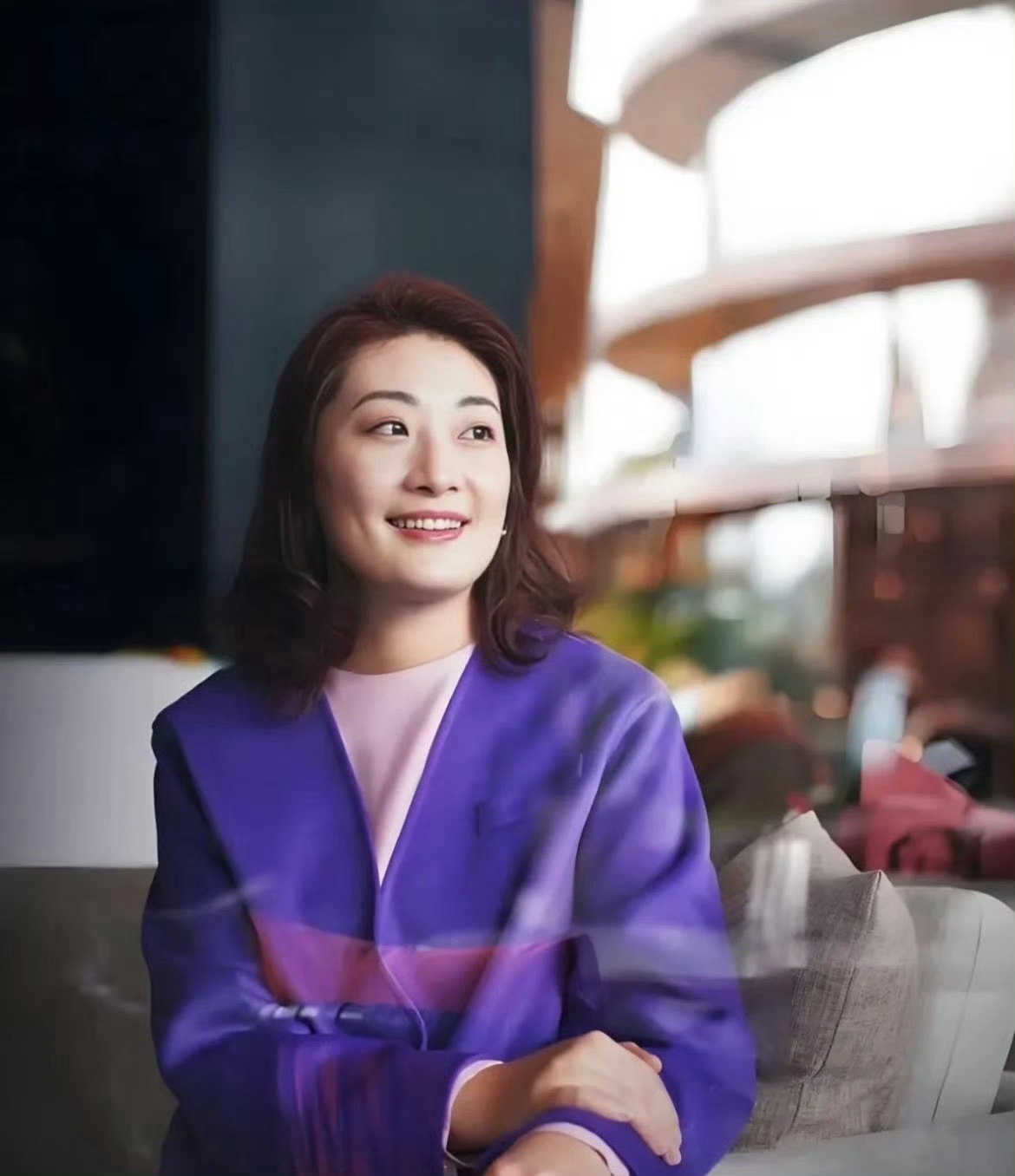宗馥莉已经辞职 所以最终还是内斗失败了被迫辞职是吗？可惜了，能力这么强的一个富二