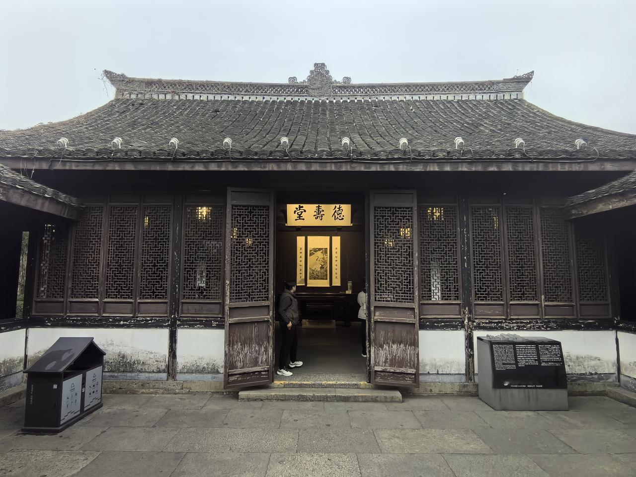 【热评】法律红线岂容随意触碰
老板监视员工微信只需300元

花费300元就能“