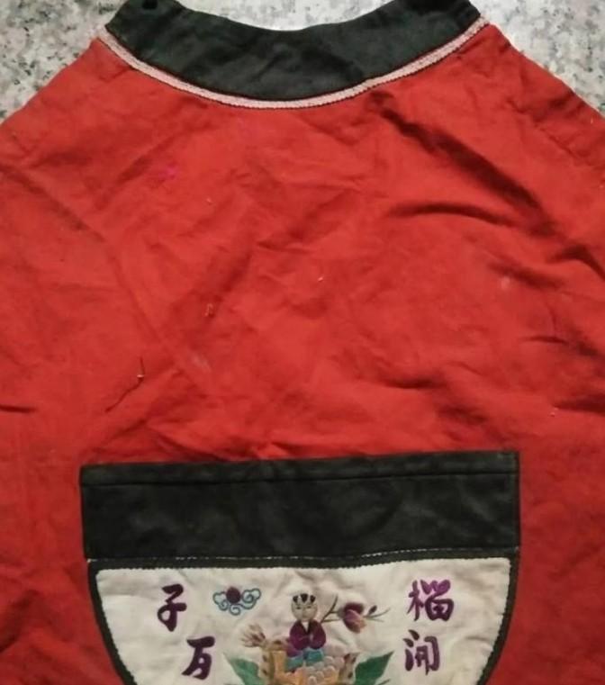 1998年，女孩小李逛古玩市场时，相中一个紫色的肚兜，最后花20元买了下来。几年