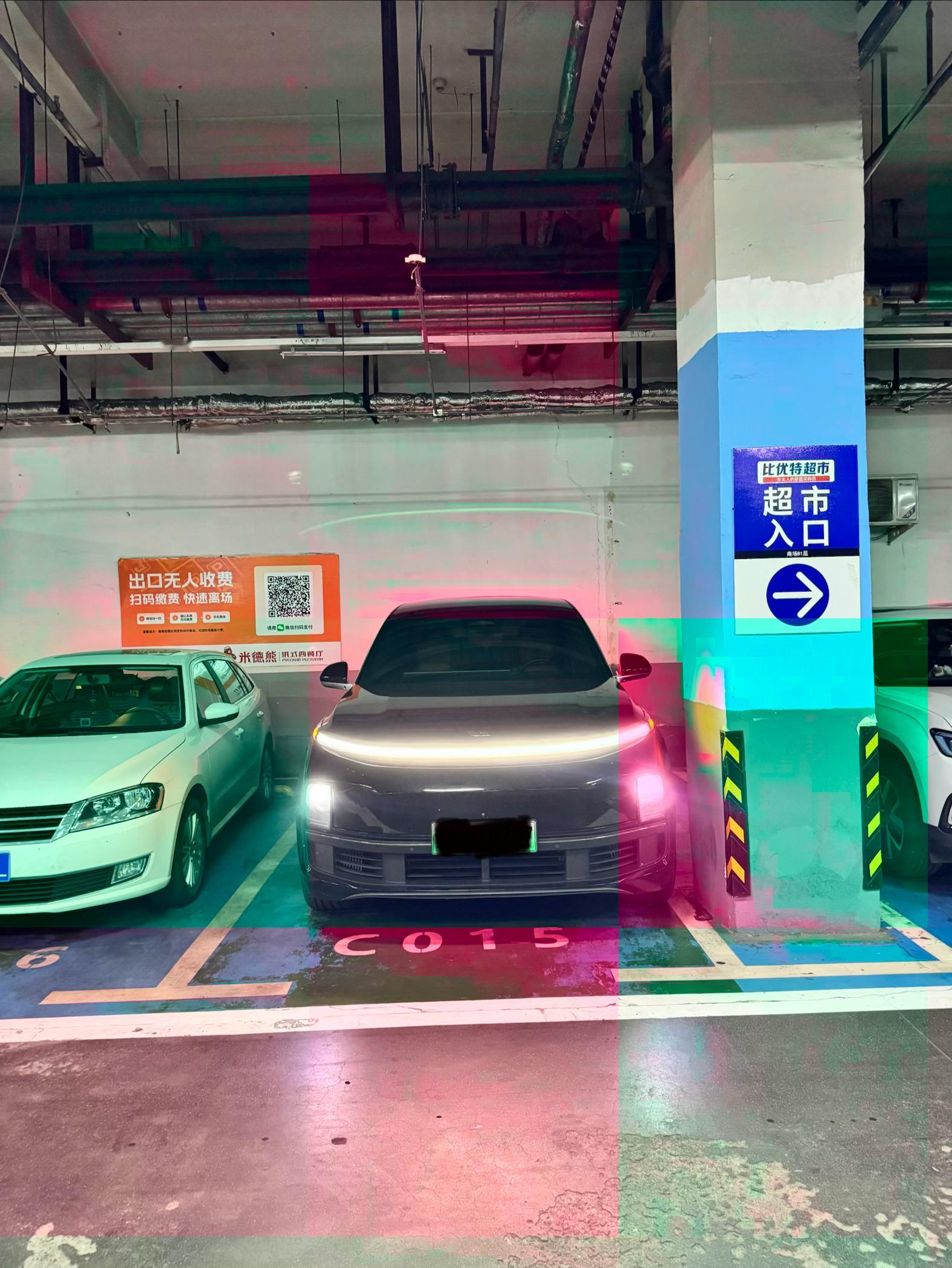 宁可停歪、压线、被骂，也得保证白车的开门方便。当然你可以说他怕被开门杀，这本没有