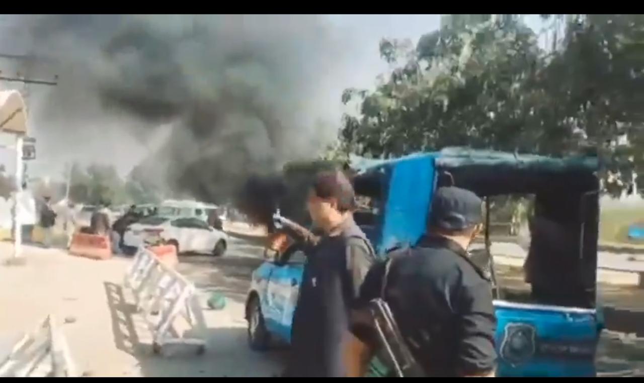 突发快讯： 据当地媒体援引警方消息，巴基斯坦首都伊斯兰堡司法大楼外发生自杀式袭击