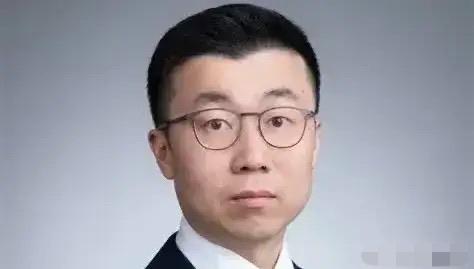 香港。一批出老千的金融大佬被抓。除了受贿的潘举鹏，即国泰君安国际ECM主管，行贿