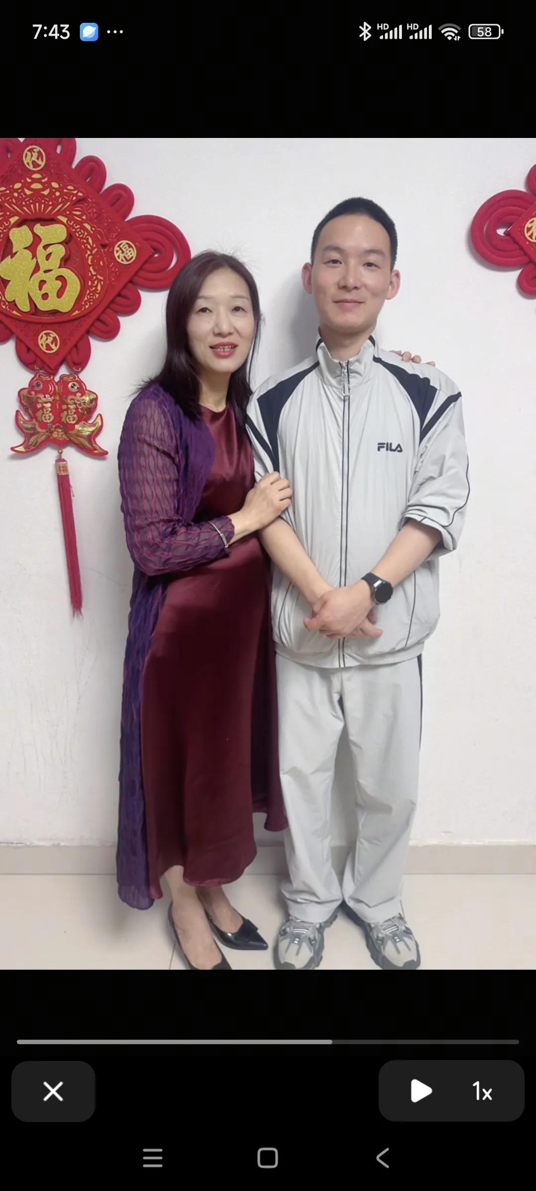 谢浩男妈妈终于露面了，看着是那么的善良！只是手腕上戴的银手镯太让人泪目了！
只从
