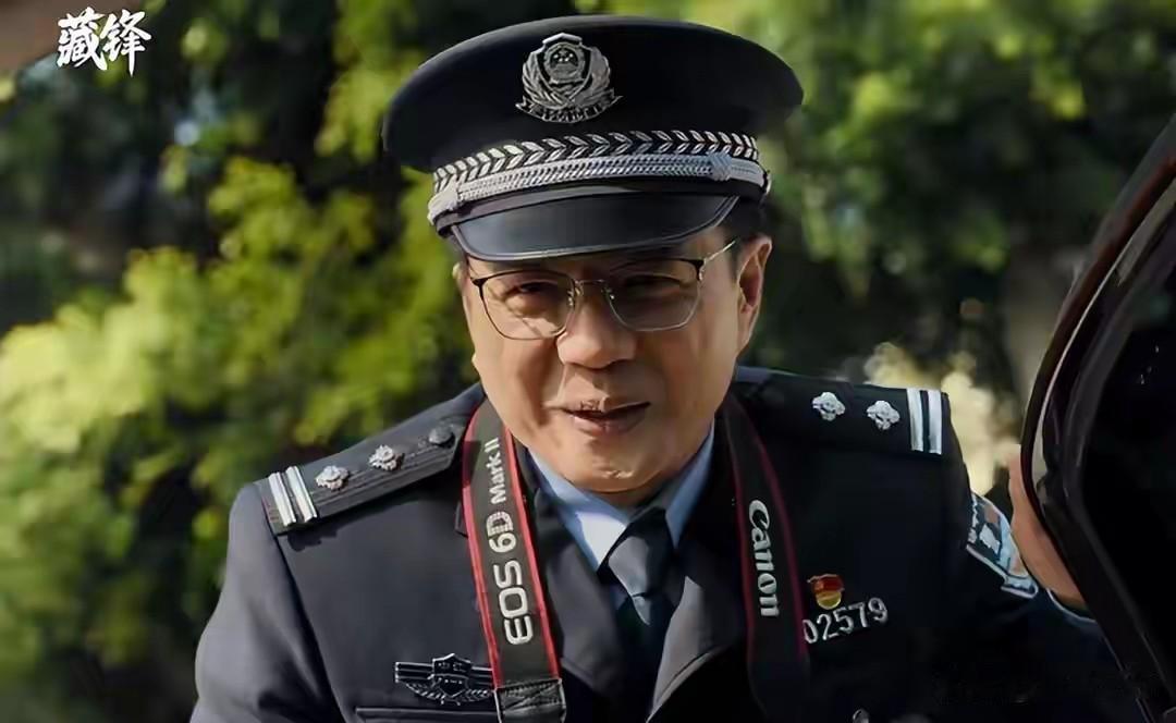 看了《藏锋》第一集的开始部分，我就觉得这第一集会把不少人挡在剧外。

因为，没有
