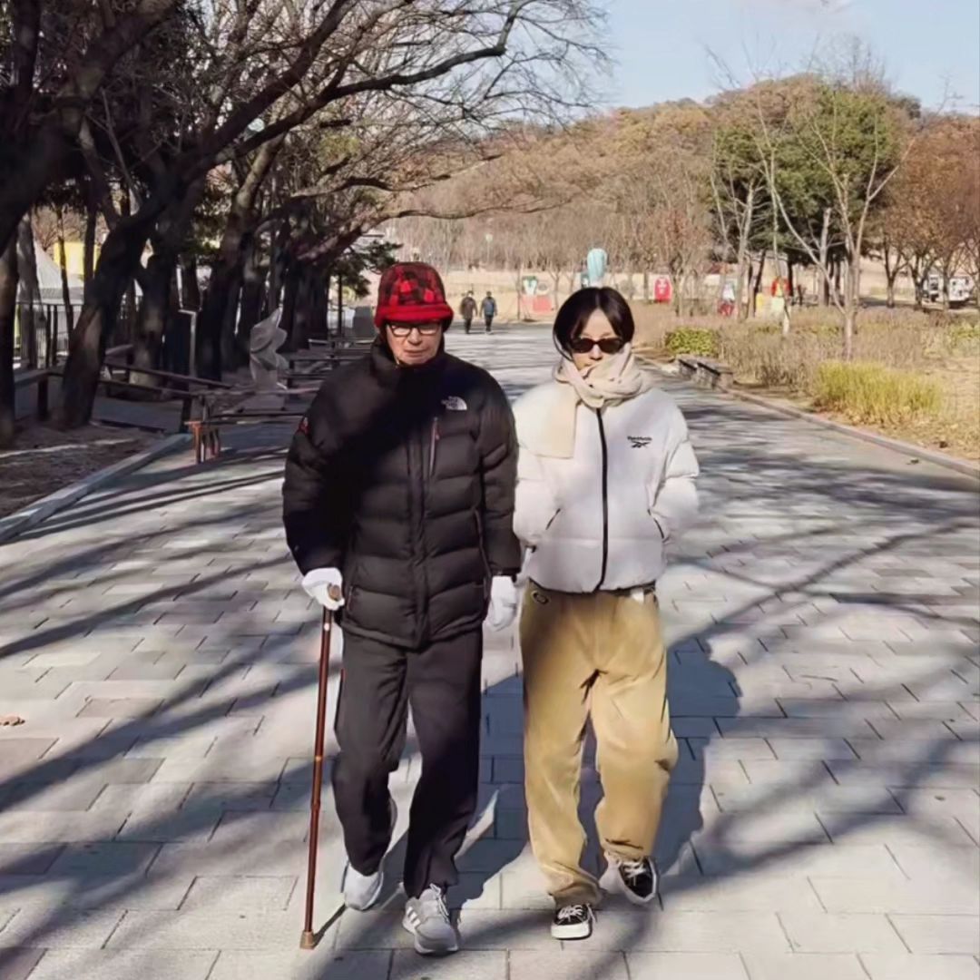 李孝利父亲去世 李孝利曾在社交网站上晒出陪着父亲一起散步的日常照，当时还配文：“