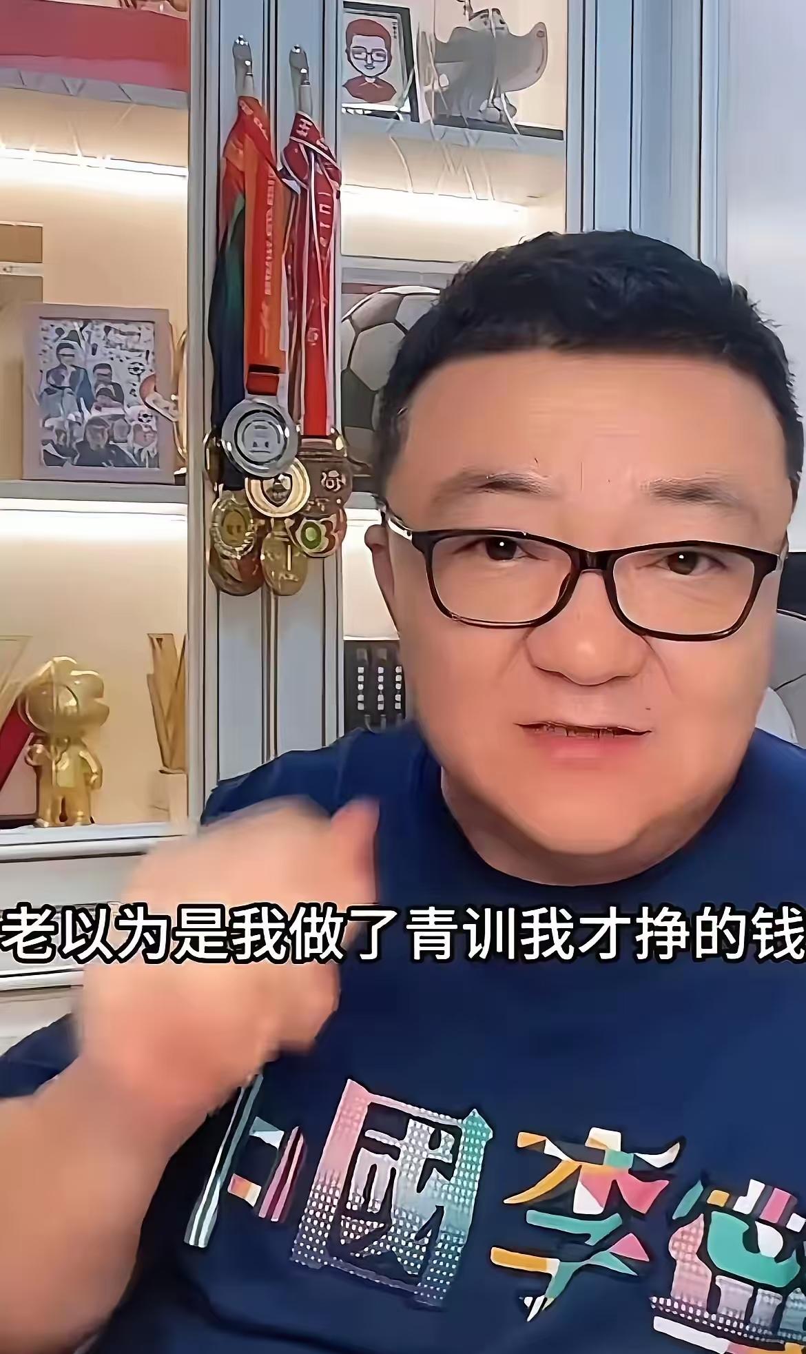 董路彻底失望透顶：自己辛辛苦苦教这批孩子踢足球，最后却发现，我教会了他们踢球，却