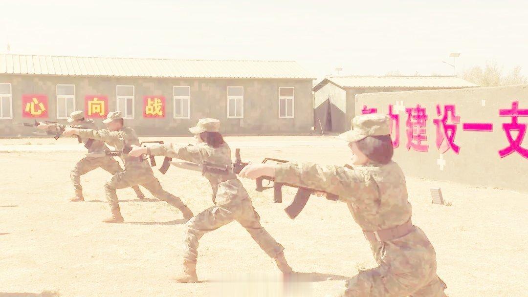 #铸剑中原[超话]##早安军营##原原说早晚安##致敬中国女兵# 逢敌亮剑，勇猛