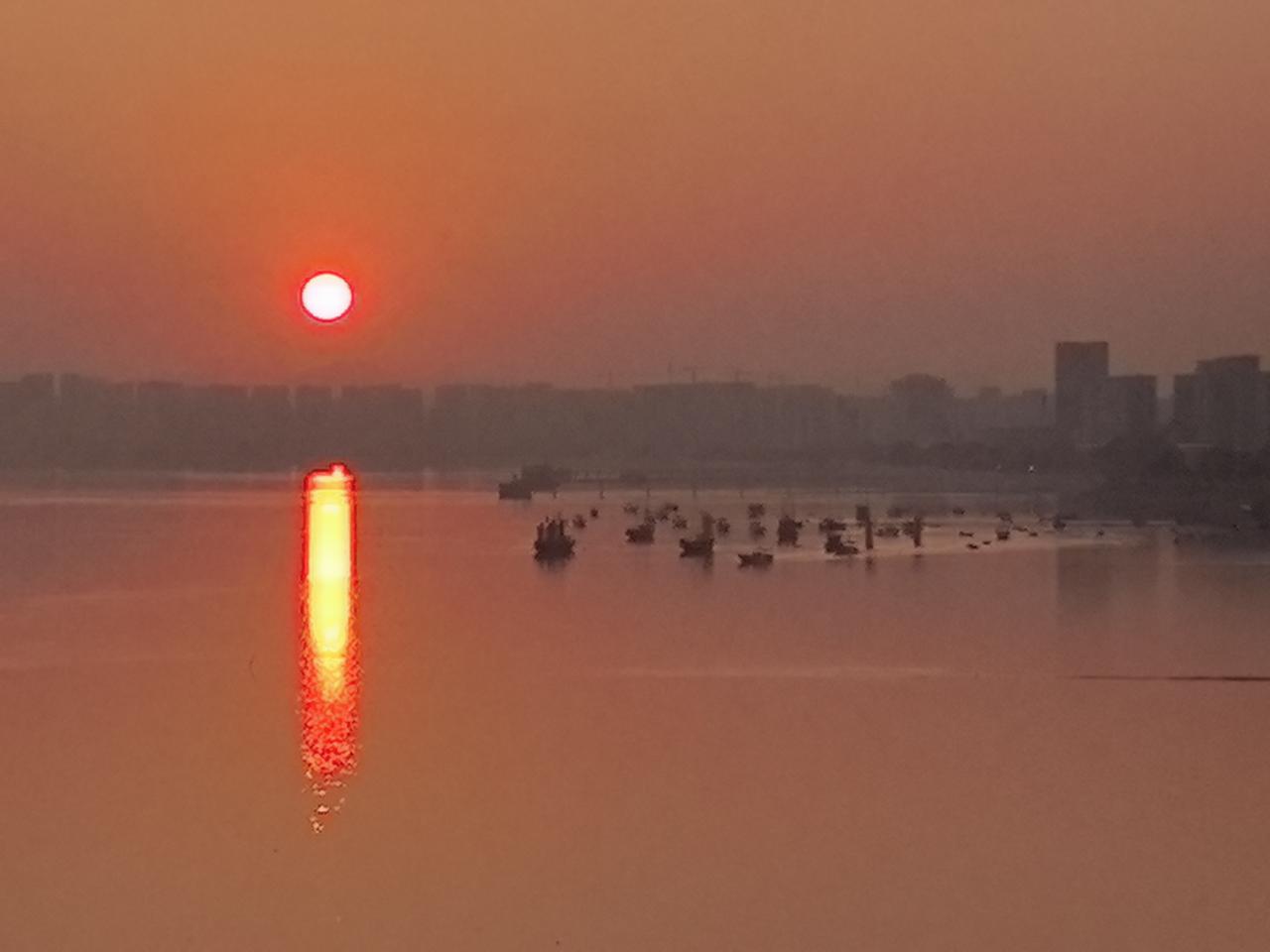 【热评】用“空壳”偷税太恶劣
陈震用空壳工作室偷税

粉丝超千万的顶流车评人陈震