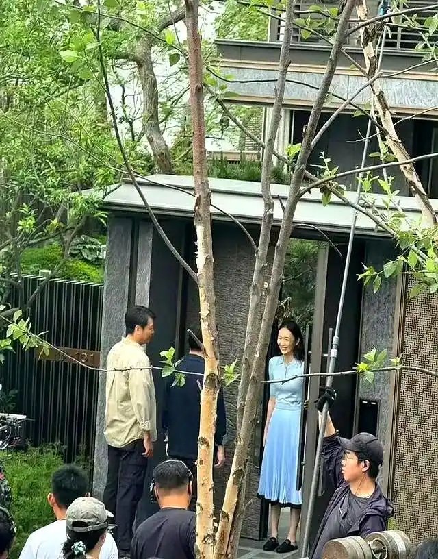 路人镜头下的童瑶依旧貌美如花，39岁状态真好，事业爱情双丰收，幸福的女人！ ​​