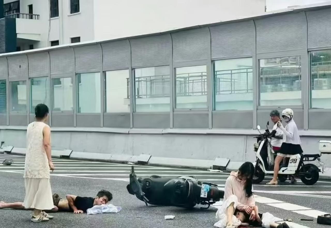 广州的电驴真的是刷怪笼了  口罩遮挡的  超载的 ， 路上逆行的， 翘二郎腿的 
