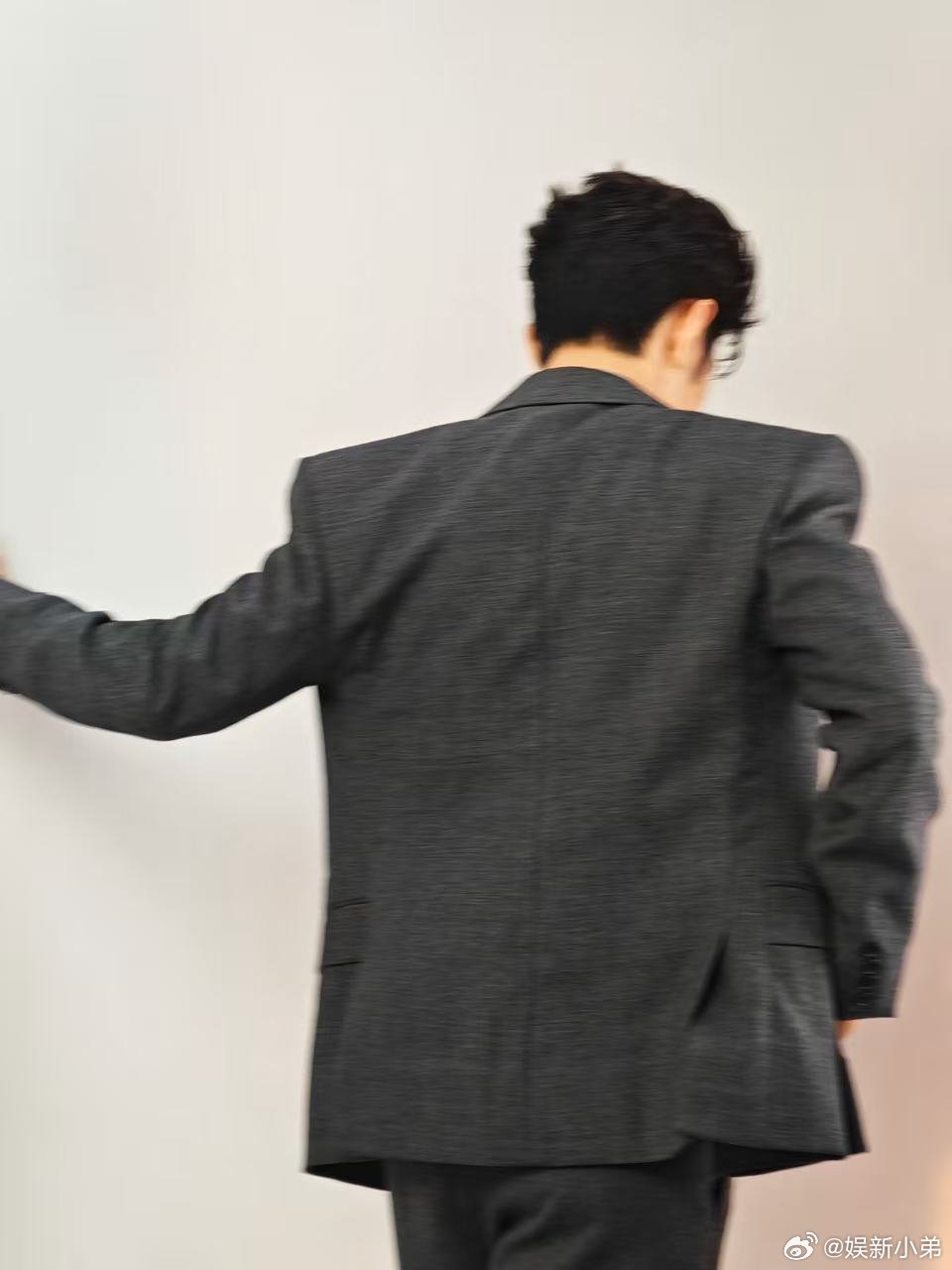 肖战最新live图，进组前的余粮吗哈哈哈，矜贵优雅又性感迷人，看到了齐夏的影子，