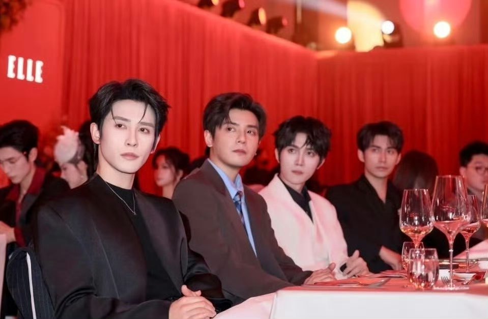 短剧演员一上红毯就开大短剧年度大赏真热闹啊！路透的小表情太灵动了，红毯造型真是长