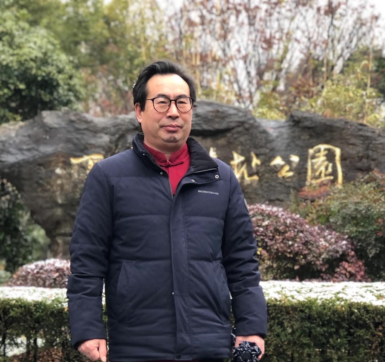 游南京下马坊遗址公园
文｜孙玉良
洪武遗踪何处寻
下马坊处孝陵门
苍翠隐于喧嚣境