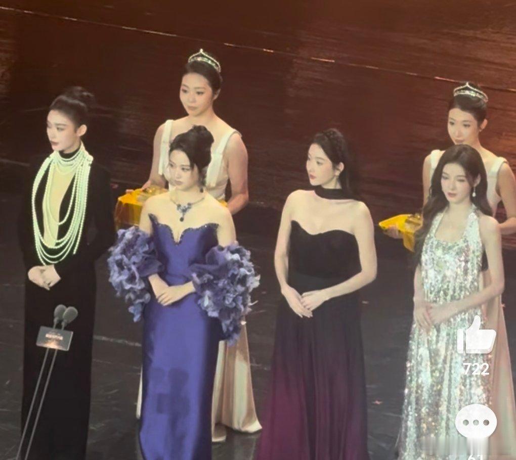 沈月虽然身材被虐了但是裙子也太老气了，这个酱紫色给40+差不多[流鼻血] ​​​