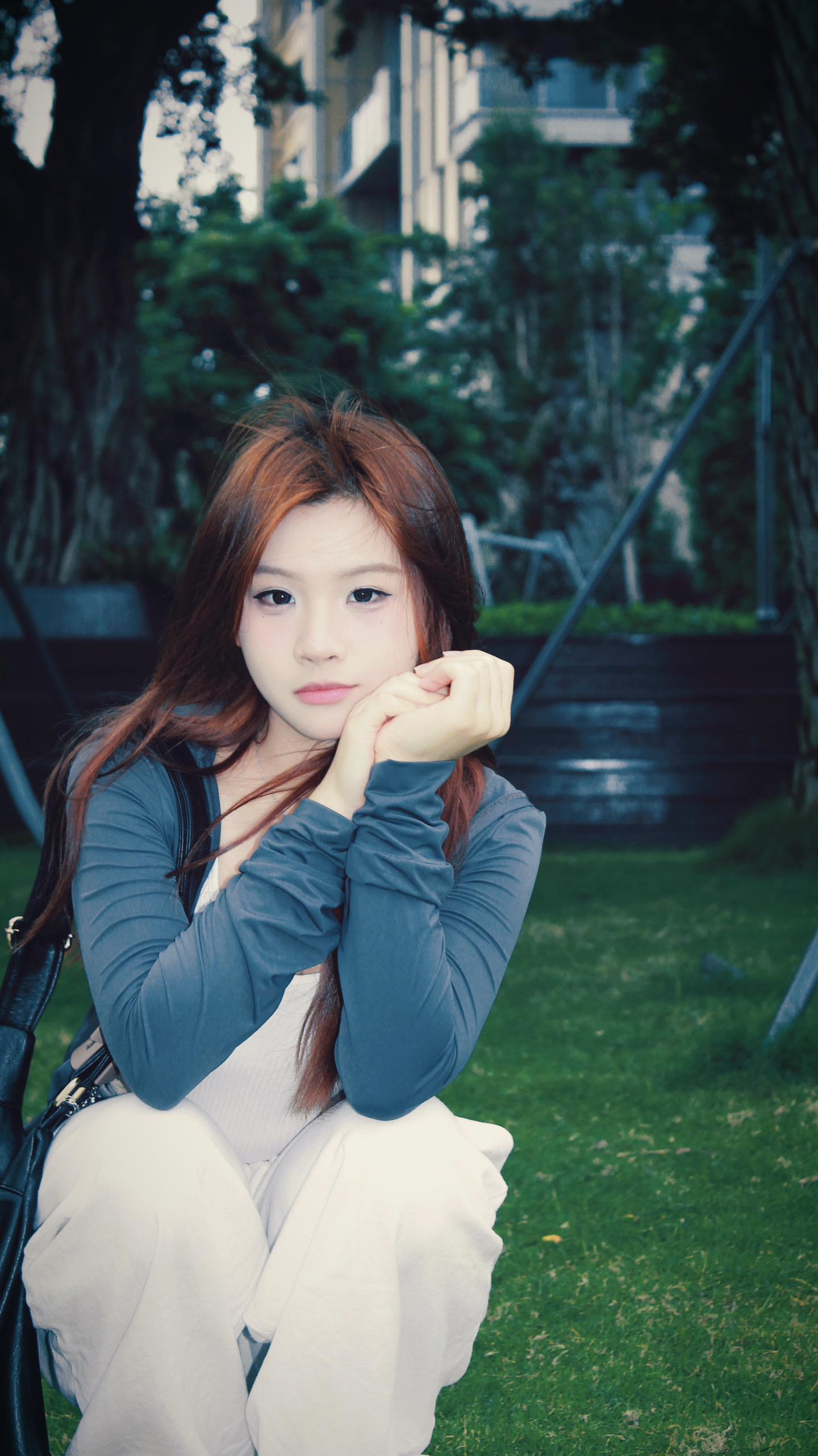 在重逢的街头  心跳比我先认出你