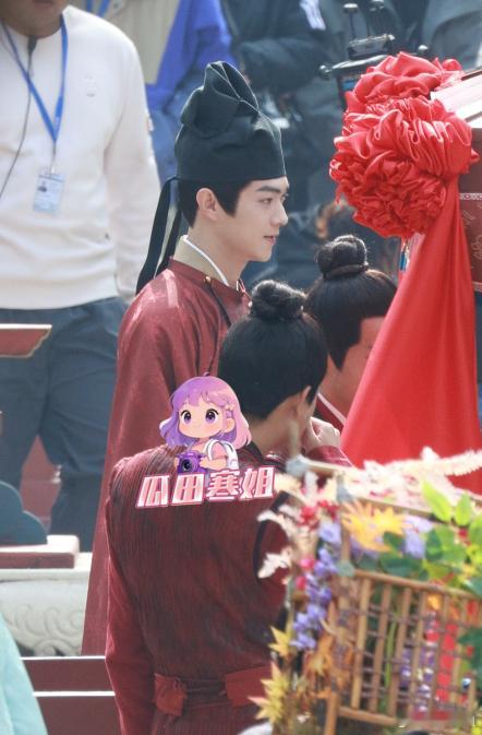 许凯穿古装拍戏偷吃道具 许凯身穿古装婚服，造型看起来蛮春风得意的。但是开拍前偷抓