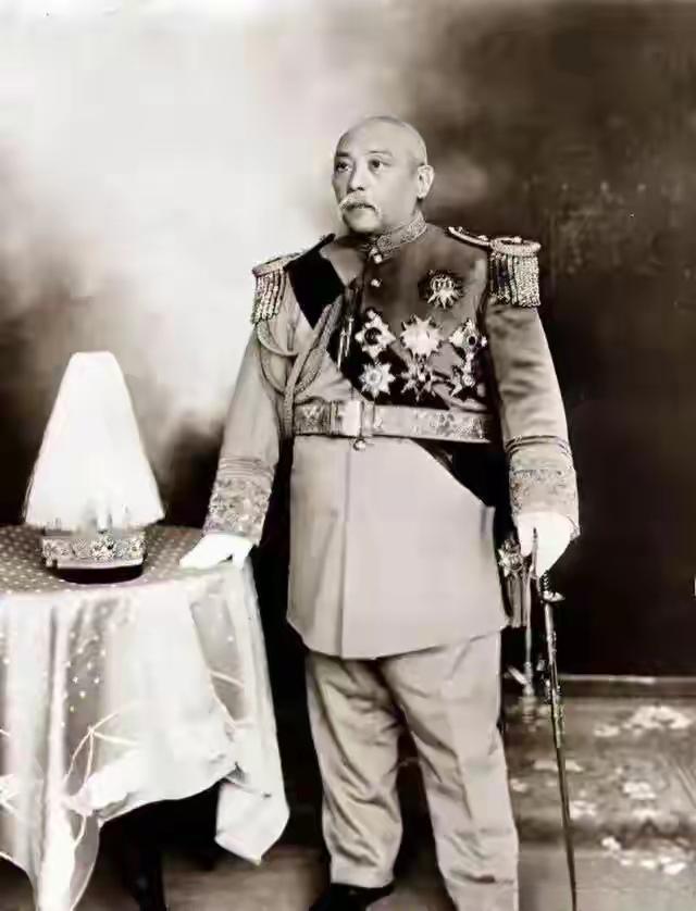 姨太轮流陪睡，不洗澡只擦身：揭秘袁世凯荒诞私生活 袁世凯脱下官袍换上短装，依旧是