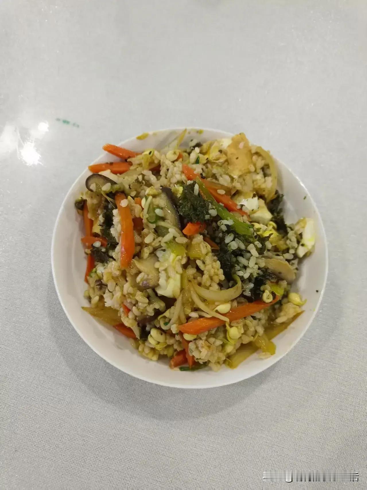 最恨我婆婆炒这样的饭
不吃的剩菜全部裹在一起炒
什么味道都有
她还洋洋得意的说我