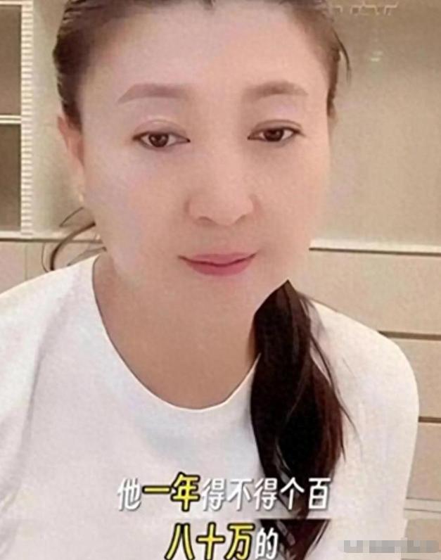 被骂 “酸黄瓜” 憋了几个月，闫学晶低调回东北老家，模样气质大变。

最近刷到闫
