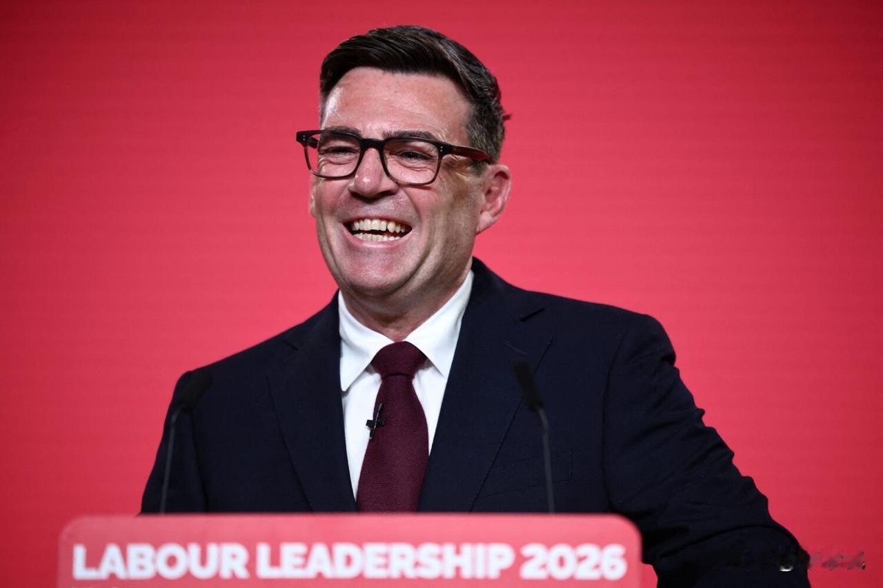 英国《每日电讯报》今天报道：英国新首相安迪·伯纳姆预计将与乌克兰总统泽连斯基签署