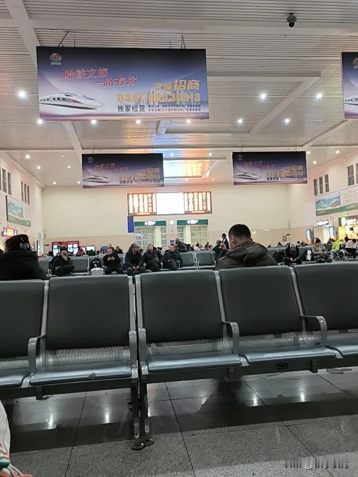 昏昏欲睡的哈东站
        在哈东站等车，候车室灯光昏暗，五米看不清对面熟