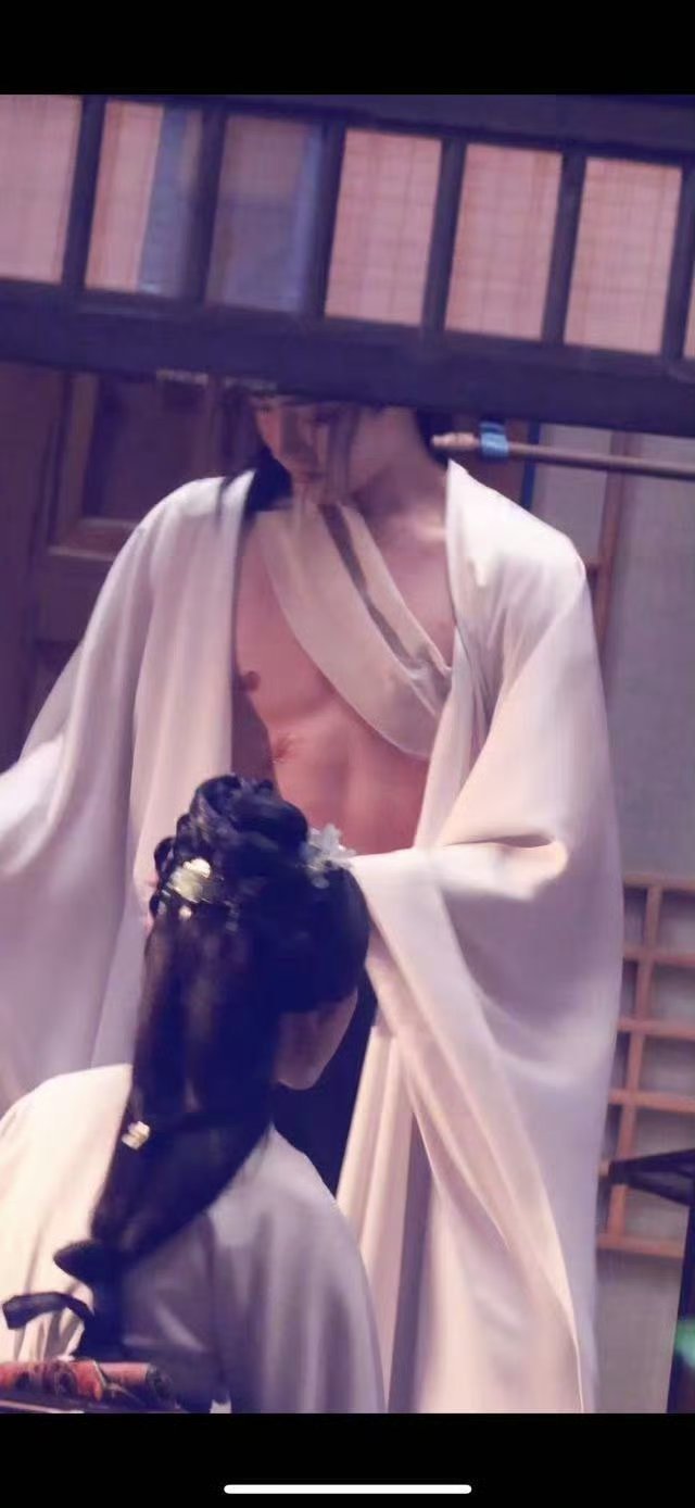 侯明昊素衣绷带露腹肌 侯明昊艾米体型差侯明昊素衣绷带露腹肌，咱就说这个侯明昊艾米