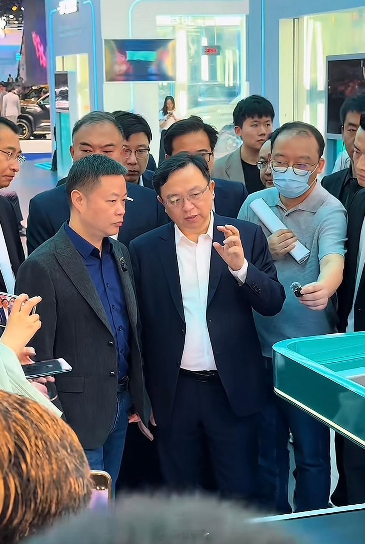 北京车展，何小鹏和李想都去了比亚迪展馆，参观比亚迪闪充站