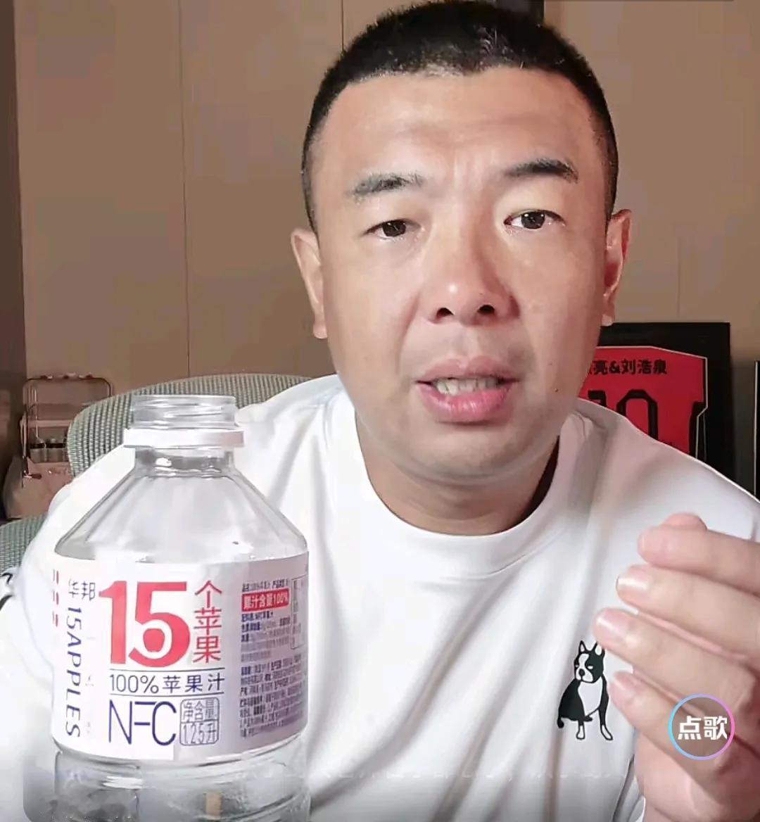 前国脚徐亮在直播间爆了一个料。
他表示，在他退役后，他平常打台球比较多，所以有很