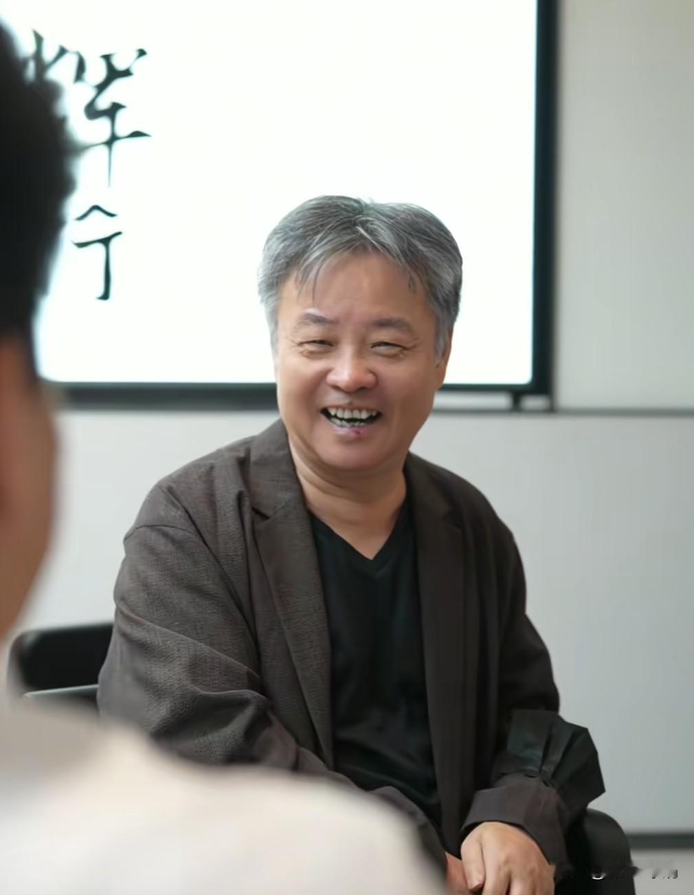 在余华和董宇辉的直播中，
学到的不是“精神离职”，也不是求职方法，更不是学会如何