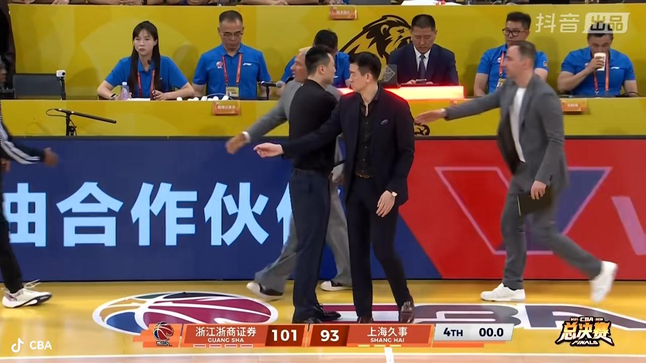 卫冕冠军浙江浙商证券男篮终于扳回了一场比赛的胜利！

        刚刚结束的