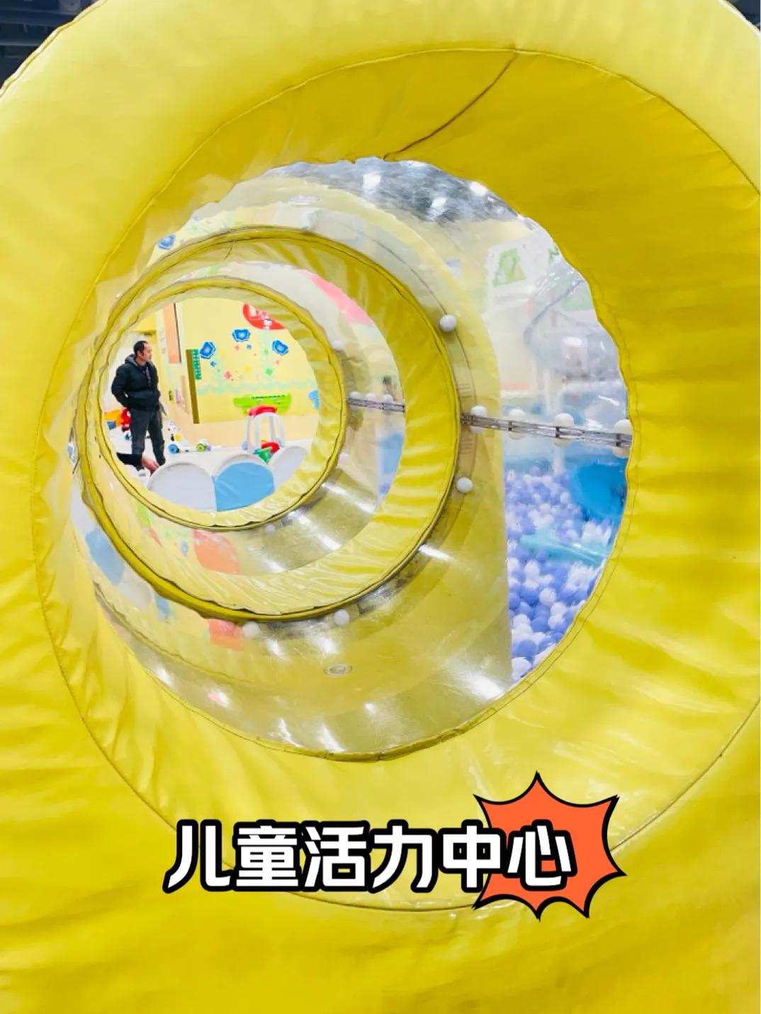 一进去，场地确实大，游乐设施也多，沙子区、海洋球池、滑滑梯，还有各种角色扮演区域