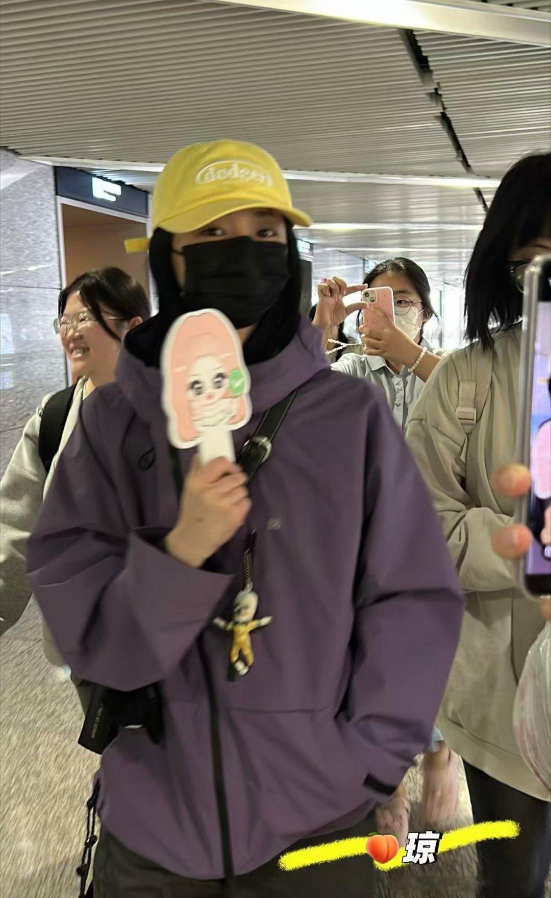 周洁琼机场纯素颜状态绝佳的琼琼呀，机场生图颜值在线，跟粉丝聊天特别亲切，连高反用