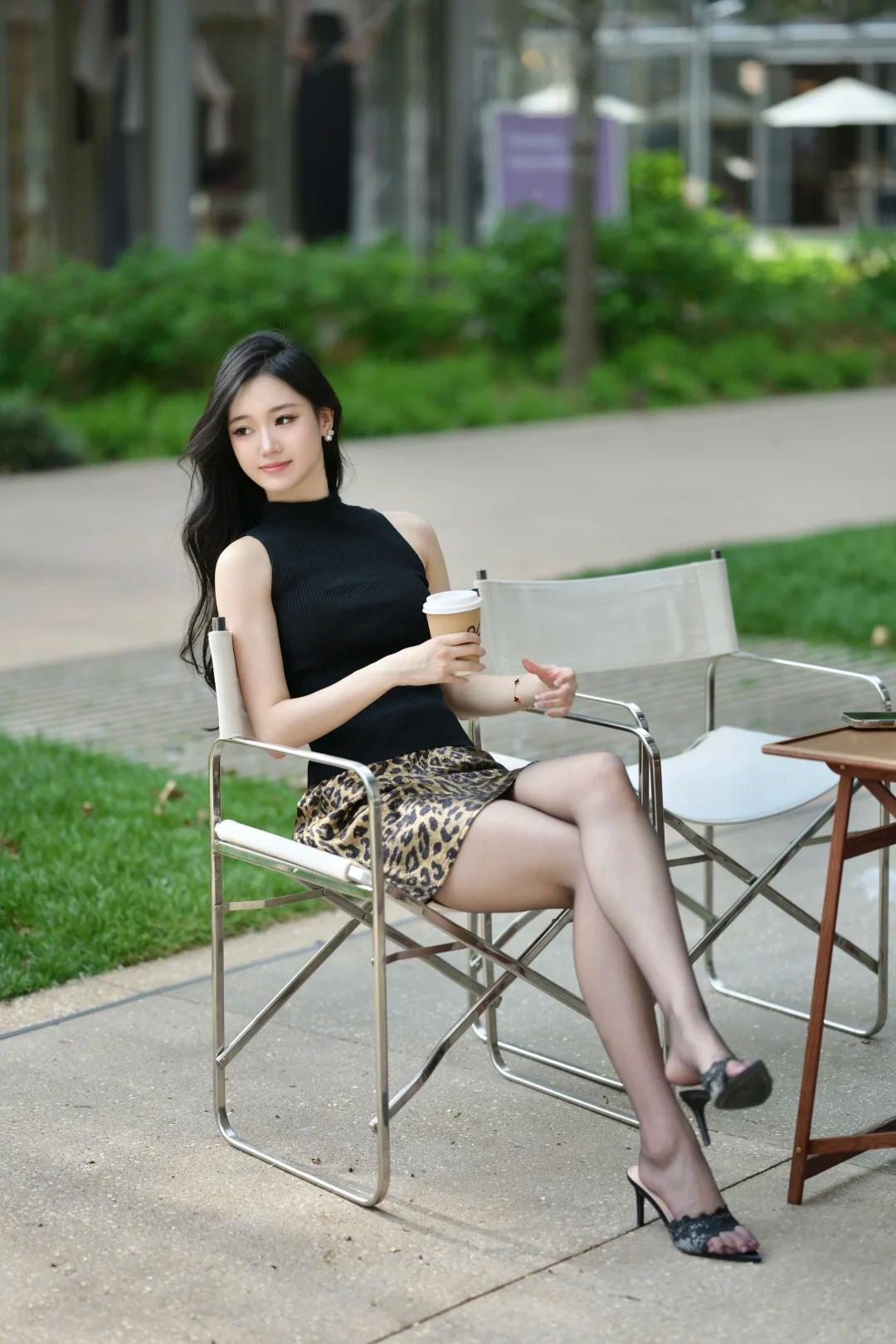 咖啡配阳光，是今日份的松弛感
黑针织 + 豹纹裙，裹着春日的温柔
一杯咖啡放在手
