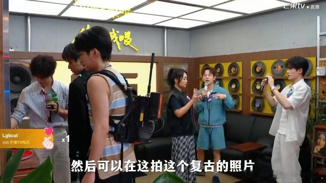檀健次这是黑秤 檀健次是懂综艺效果的，切蛋糕都能切出新花样，那个黑秤玩法真的又离