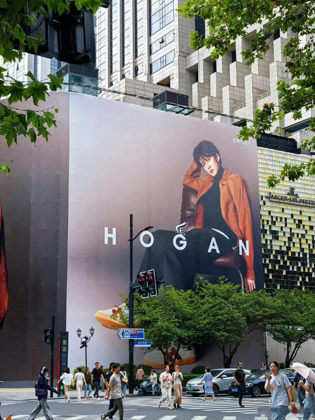 檀健次上海k11超大地广  檀健次上海k11超大地广，品牌方好给力，檀健次太有排