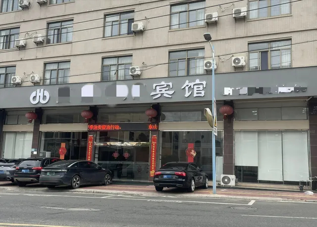 遭受侵害反变被告人被控故意伤害罪【酒后擅闯房间动手打人，被打者反击致闯入者轻伤二