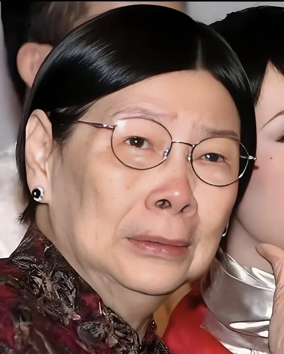 梅艳芳妈妈覃美金一辈子没工作，靠女儿供养，月花25万，活得比富豪还阔。
网上说露
