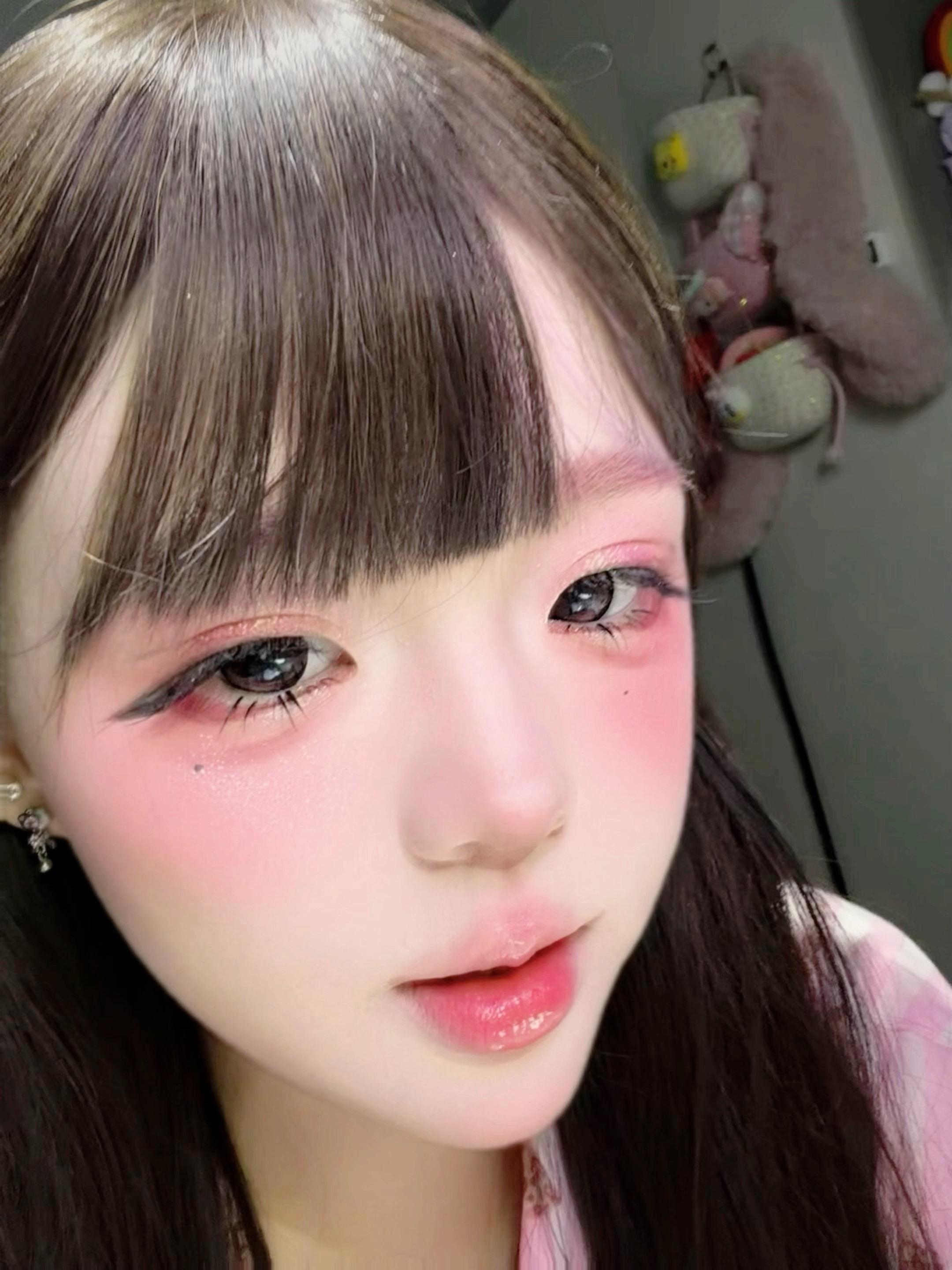 第一爱贴假睫毛的女人(๑¯◡¯๑)