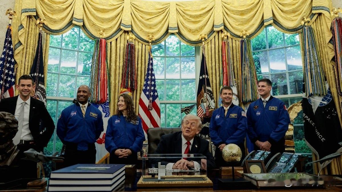 美国总统特朗普近日在白宫椭圆形办公室会见“阿耳忒弥斯-2号”登月任务宇航员时表示