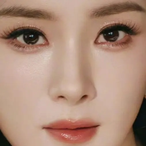 杨幂五官其实不是很精致，但是凑在一块很美 