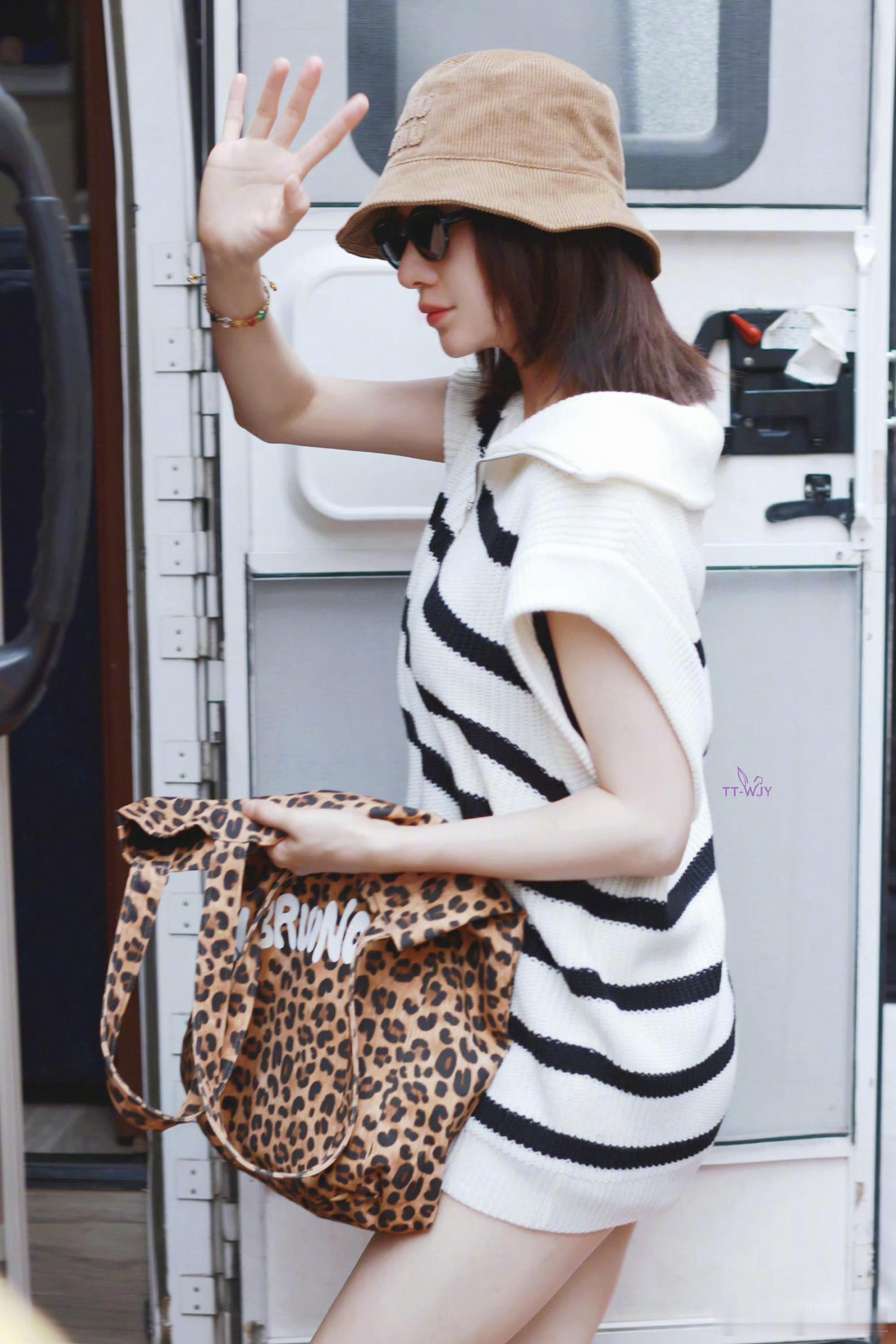 #吴谨言领证后首现身#吴姐状态好好啊！刚领完证也不去度蜜月啊！姐夫真不会来事儿 