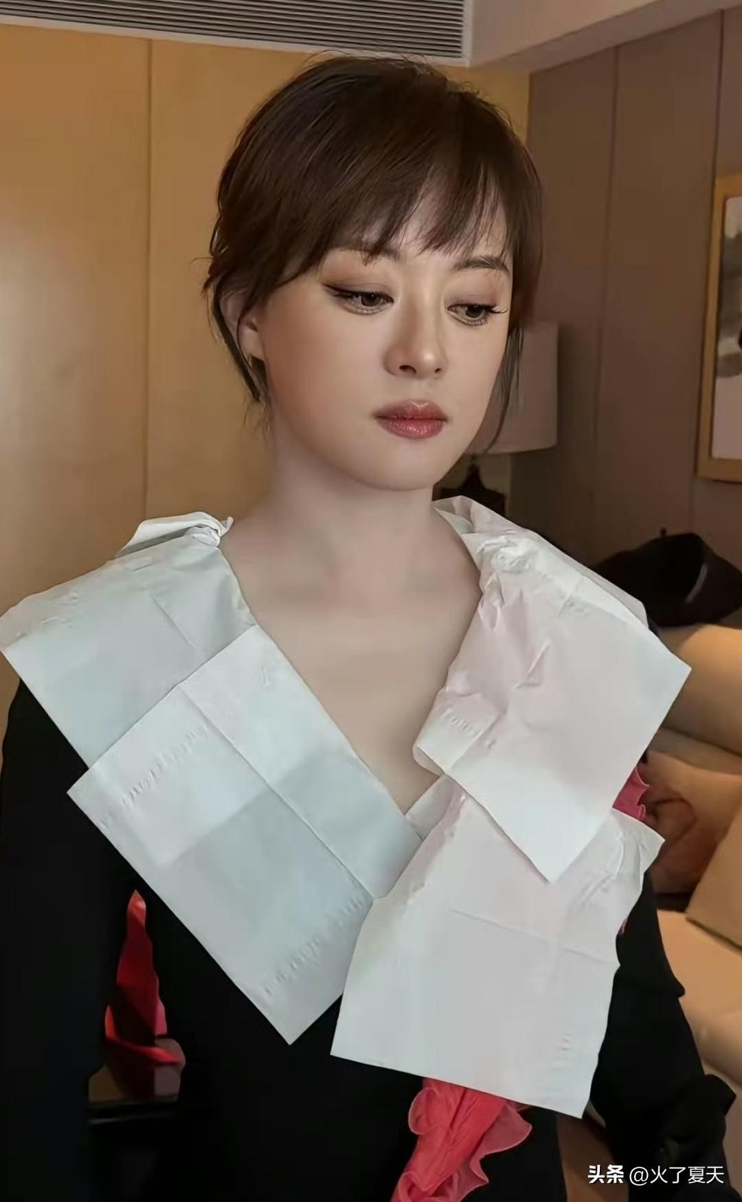 孙俪这个衣服上放个纸巾我都以为是衣服的款式​​​​。