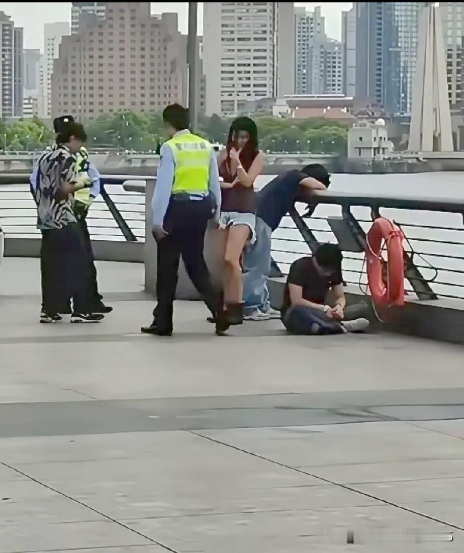 这事儿简直离谱到家了，上海街头这一幕，看得我又是想笑又是心酸。

一群印度游客在